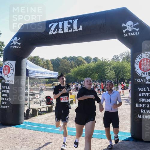 08.09.2024 - Stadtparktriathlon Luisa Fischer http://msf.ph/oto/7034133 08.09.2024 10:49:10 Ziel 211, 216, 217 meine-sportfotos.de