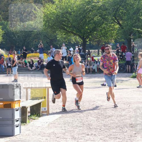 08.09.2024 - Stadtparktriathlon Luisa Fischer http://msf.ph/oto/7034449 08.09.2024 10:55:35 Ziel 255 meine-sportfotos.de