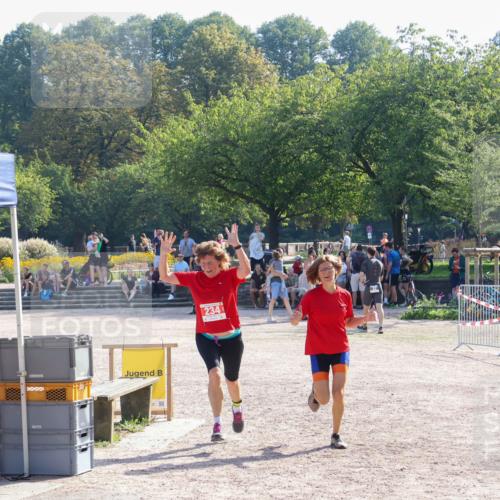 08.09.2024 - Stadtparktriathlon Luisa Fischer http://msf.ph/oto/7034666 08.09.2024 10:59:33 Ziel 234 meine-sportfotos.de