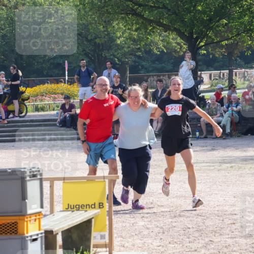 08.09.2024 - Stadtparktriathlon Luisa Fischer http://msf.ph/oto/7034739 08.09.2024 11:01:07 Ziel 220 meine-sportfotos.de
