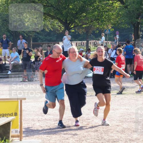 08.09.2024 - Stadtparktriathlon Luisa Fischer http://msf.ph/oto/7034746 08.09.2024 11:01:08 Ziel 220 meine-sportfotos.de