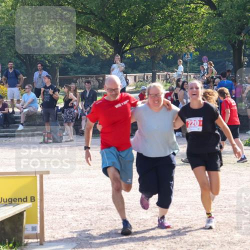 08.09.2024 - Stadtparktriathlon Luisa Fischer http://msf.ph/oto/7034748 08.09.2024 11:01:08 Ziel 220 meine-sportfotos.de