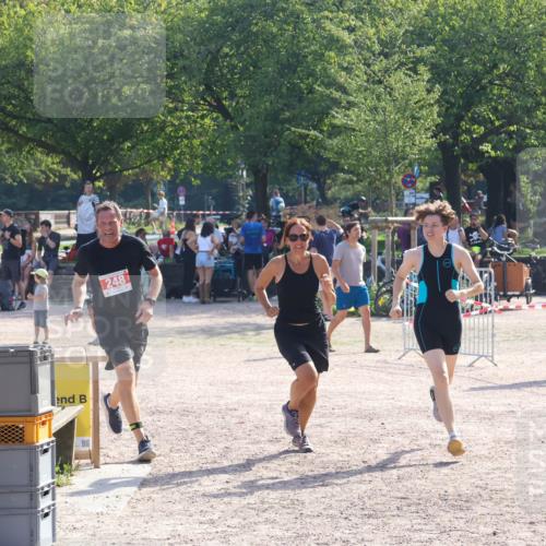 08.09.2024 - Stadtparktriathlon Luisa Fischer http://msf.ph/oto/7034802 08.09.2024 11:01:48 Ziel 248 meine-sportfotos.de