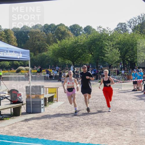 08.09.2024 - Stadtparktriathlon Luisa Fischer http://msf.ph/oto/7034839 08.09.2024 11:01:59 Ziel 209 meine-sportfotos.de