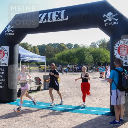 08.09.2024 - Stadtparktriathlon Luisa Fischer http://msf.ph/oto/7034849 08.09.2024 11:02:00 Ziel 209 meine-sportfotos.de