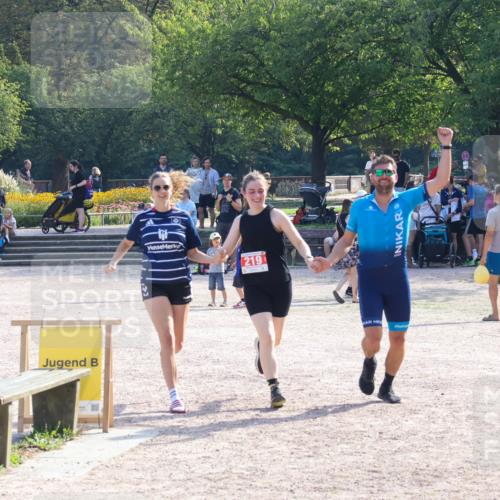 08.09.2024 - Stadtparktriathlon Luisa Fischer http://msf.ph/oto/7034888 08.09.2024 11:02:40 Ziel 219 meine-sportfotos.de