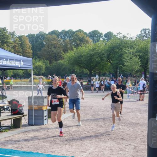 08.09.2024 - Stadtparktriathlon Luisa Fischer http://msf.ph/oto/7034936 08.09.2024 11:04:03 Ziel 227, 237 meine-sportfotos.de