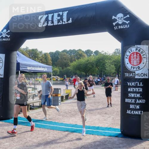 08.09.2024 - Stadtparktriathlon Luisa Fischer http://msf.ph/oto/7034945 08.09.2024 11:04:04 Ziel 227, 237 meine-sportfotos.de