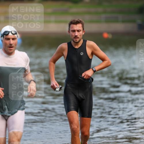 08.09.2024 - Stadtparktriathlon Michael Strokosch http://msf.ph/oto/7035014 08.09.2024 11:56:02 Schwimmen 759, 760 meine-sportfotos.de