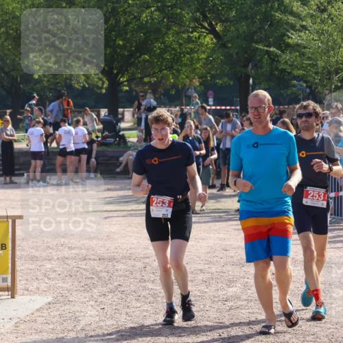 08.09.2024 - Stadtparktriathlon Luisa Fischer http://msf.ph/oto/7035376 08.09.2024 11:14:01 Ziel 253 meine-sportfotos.de