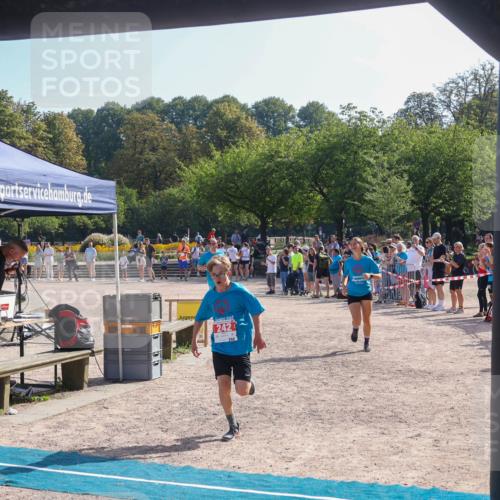 08.09.2024 - Stadtparktriathlon Luisa Fischer http://msf.ph/oto/7035417 08.09.2024 11:14:34 Ziel 242 meine-sportfotos.de