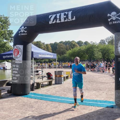 08.09.2024 - Stadtparktriathlon Luisa Fischer http://msf.ph/oto/7035445 08.09.2024 11:14:39 Ziel 242 meine-sportfotos.de