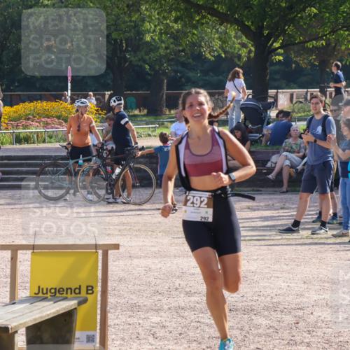 08.09.2024 - Stadtparktriathlon Luisa Fischer http://msf.ph/oto/7035507 08.09.2024 11:17:37 Ziel 292 meine-sportfotos.de