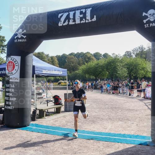 08.09.2024 - Stadtparktriathlon Luisa Fischer http://msf.ph/oto/7035542 08.09.2024 11:18:42 Ziel 302 meine-sportfotos.de