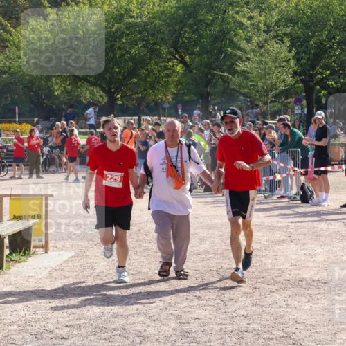 08.09.2024 - Stadtparktriathlon Luisa Fischer http://msf.ph/oto/7035569 08.09.2024 11:19:16 Ziel 229 meine-sportfotos.de