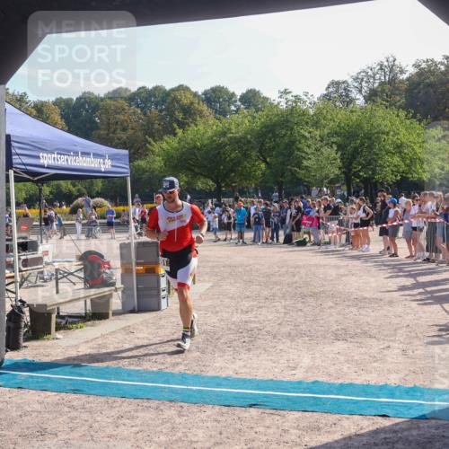 08.09.2024 - Stadtparktriathlon Luisa Fischer http://msf.ph/oto/7036686 08.09.2024 11:33:52 Ziel 451, 457 meine-sportfotos.de