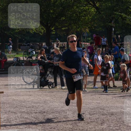 08.09.2024 - Stadtparktriathlon Luisa Fischer http://msf.ph/oto/7037145 08.09.2024 11:46:56 Ziel 425, 444, 445 meine-sportfotos.de