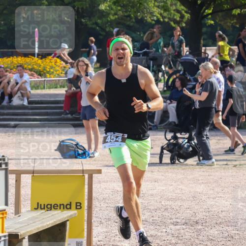 08.09.2024 - Stadtparktriathlon Luisa Fischer http://msf.ph/oto/7037217 08.09.2024 11:49:21 Ziel 454 meine-sportfotos.de