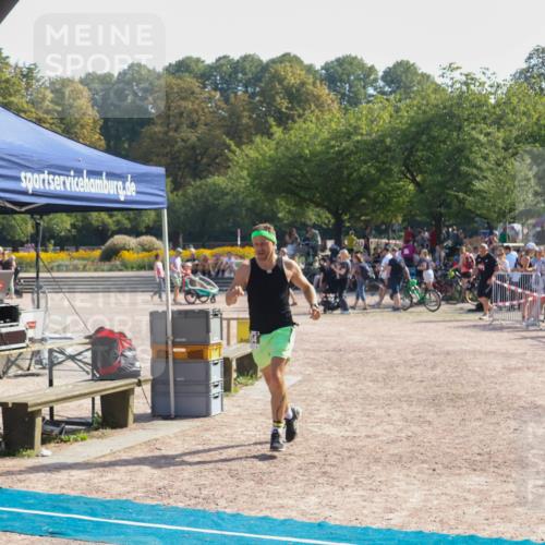 08.09.2024 - Stadtparktriathlon Luisa Fischer http://msf.ph/oto/7037223 08.09.2024 11:49:23 Ziel 454 meine-sportfotos.de