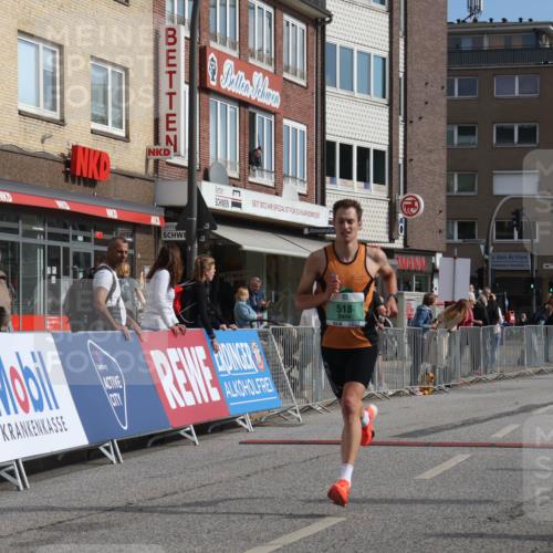 15.09.2024 - PSD Bank Halbmarathon Michael Strokosch http://msf.ph/oto/7077577 15.09.2024 11:11:11 Ziel 513, 518, 523, 524, 543 meine-sportfotos.de