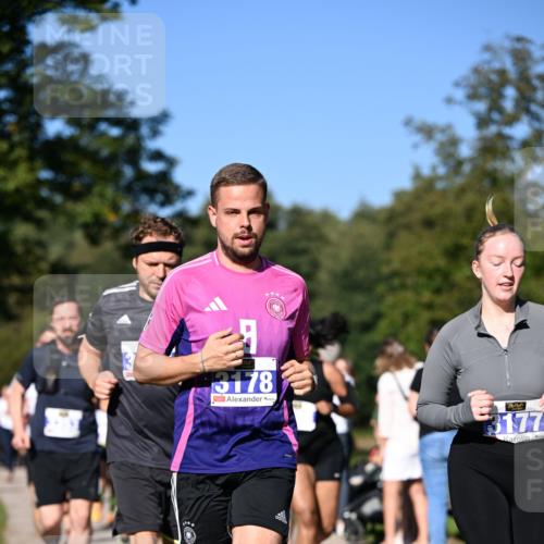 22.09.2024 - 32. Volkslauf durch das schöne Alstertal Dr. Thomas Lammeyer http://msf.ph/oto/7108260 22.09.2024 10:36:30 Laufen 3178, 3177 meine-sportfotos.de
