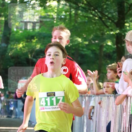 22.09.2024 - 32. Volkslauf durch das schöne Alstertal H.Heesch http://msf.ph/oto/7111751 22.09.2024 10:54:38 Ziel 4046, 4117, 4143, 4144 meine-sportfotos.de