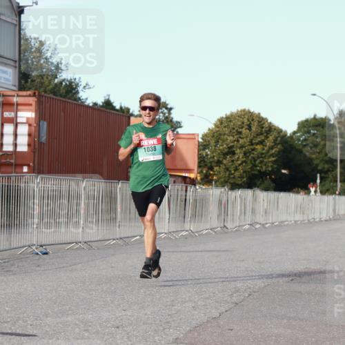 03.10.2024 - Köhlbrandbrückenlauf H.Heesch http://msf.ph/oto/7137814 03.10.2024 09:44:00 Ziel 1038 meine-sportfotos.de