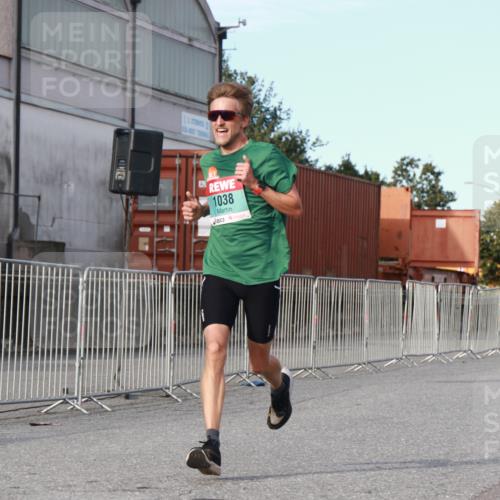 03.10.2024 - Köhlbrandbrückenlauf H.Heesch http://msf.ph/oto/7137823 03.10.2024 09:44:00 Ziel 1038 meine-sportfotos.de