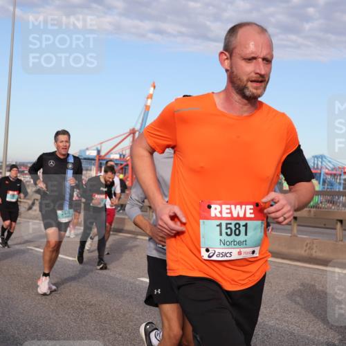 03.10.2024 - Köhlbrandbrückenlauf Matties Gatica Varas http://msf.ph/oto/7145364 03.10.2024 09:42:31 Position 2 855, 2475, 1581, 8 meine-sportfotos.de