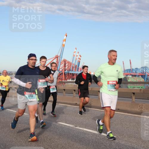 03.10.2024 - Köhlbrandbrückenlauf Matties Gatica Varas http://msf.ph/oto/7145772 03.10.2024 09:43:01 Position 2 1708, 1932, 2191, 1996, 3163, 1956, 128 meine-sportfotos.de