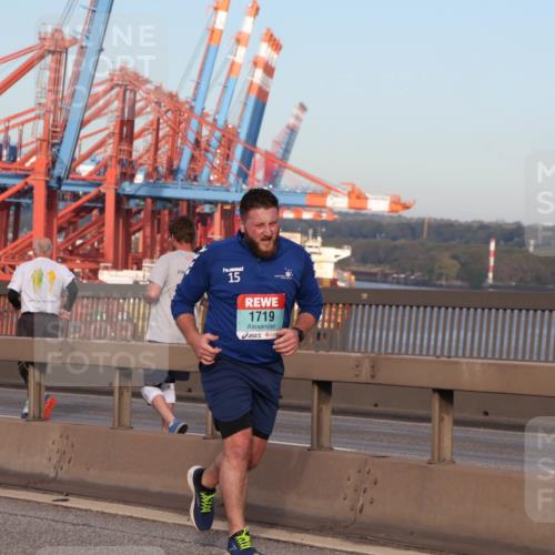 03.10.2024 - Köhlbrandbrückenlauf Matties Gatica Varas http://msf.ph/oto/7146694 03.10.2024 09:42:24 Position 2 15, 1719, 00 meine-sportfotos.de
