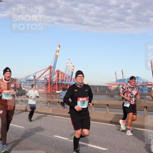 03.10.2024 - Köhlbrandbrückenlauf Matties Gatica Varas http://msf.ph/oto/7146841 03.10.2024 09:42:35 Position 2 1597, 1596, 1762 meine-sportfotos.de