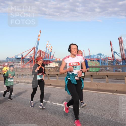 03.10.2024 - Köhlbrandbrückenlauf Matties Gatica Varas http://msf.ph/oto/7147606 03.10.2024 09:43:45 Position 2 75, 18, 1833, 069 meine-sportfotos.de