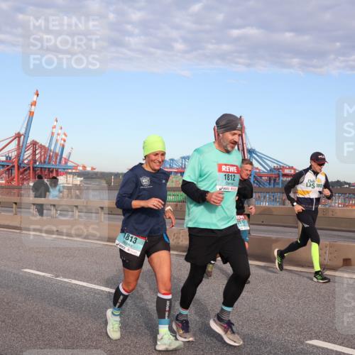 03.10.2024 - Köhlbrandbrückenlauf Matties Gatica Varas http://msf.ph/oto/7147744 03.10.2024 09:43:58 Position 2 112, 1813, 1812, 2017 meine-sportfotos.de