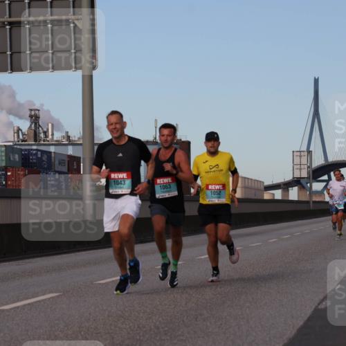 03.10.2024 - Köhlbrandbrückenlauf Luisa Fischer http://msf.ph/oto/7147777 03.10.2024 09:38:13 Position 3 1043, 1063, 1052 meine-sportfotos.de