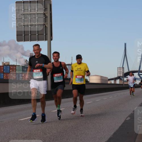 03.10.2024 - Köhlbrandbrückenlauf Luisa Fischer http://msf.ph/oto/7147785 03.10.2024 09:38:14 Position 3 1043, 1063, 1052 meine-sportfotos.de