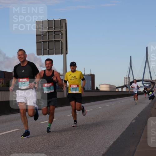 03.10.2024 - Köhlbrandbrückenlauf Luisa Fischer http://msf.ph/oto/7147796 03.10.2024 09:38:15 Position 3 1043, 1063, 1052 meine-sportfotos.de
