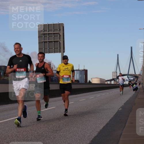 03.10.2024 - Köhlbrandbrückenlauf Luisa Fischer http://msf.ph/oto/7147798 03.10.2024 09:38:15 Position 3 1043, 1063, 1052 meine-sportfotos.de