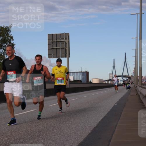 03.10.2024 - Köhlbrandbrückenlauf Luisa Fischer http://msf.ph/oto/7147807 03.10.2024 09:38:16 Position 3 1043, 1063, 1052 meine-sportfotos.de