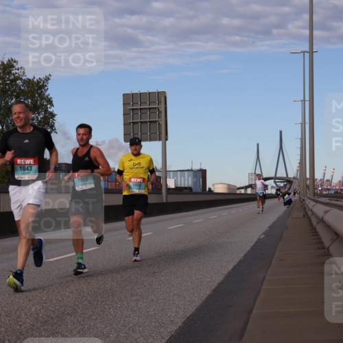 03.10.2024 - Köhlbrandbrückenlauf Luisa Fischer http://msf.ph/oto/7147808 03.10.2024 09:38:16 Position 3 1043, 1063, 1052 meine-sportfotos.de
