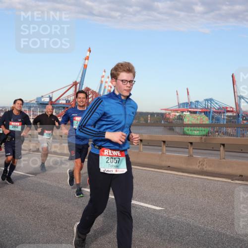 03.10.2024 - Köhlbrandbrückenlauf Matties Gatica Varas http://msf.ph/oto/7147855 03.10.2024 09:44:10 Position 2 2297, 1716, 2058, 1746, 2057 meine-sportfotos.de