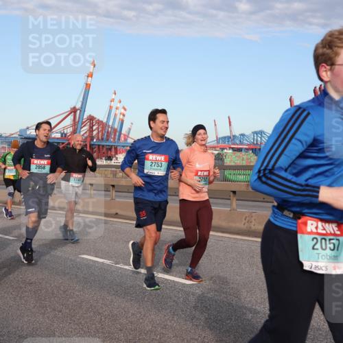 03.10.2024 - Köhlbrandbrückenlauf Matties Gatica Varas http://msf.ph/oto/7147865 03.10.2024 09:44:11 Position 2 1716, 2058, 2421, 1746, 35, 2753, 2752, 2808, 2057 meine-sportfotos.de