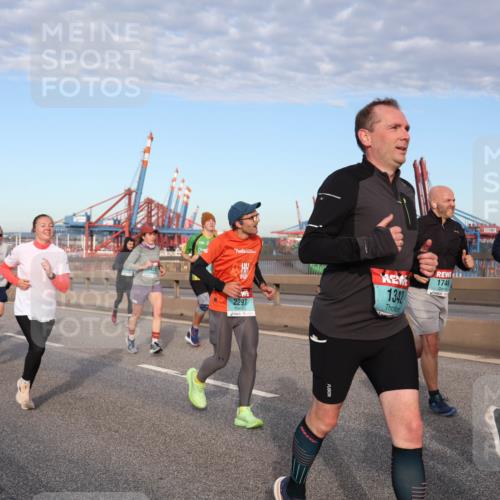 03.10.2024 - Köhlbrandbrückenlauf Matties Gatica Varas http://msf.ph/oto/7147882 03.10.2024 09:44:13 Position 2 1735, 2297, 1342, 1746, 2058 meine-sportfotos.de