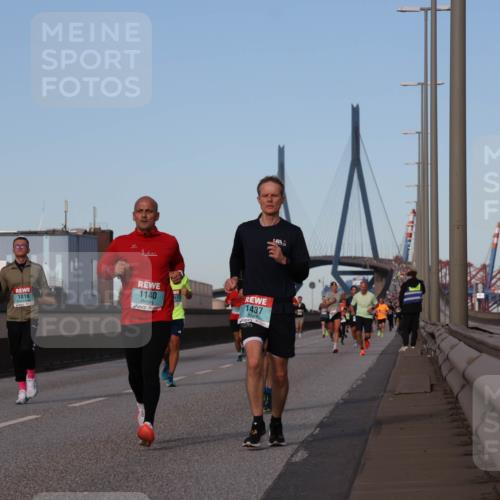 03.10.2024 - Köhlbrandbrückenlauf Luisa Fischer http://msf.ph/oto/7148230 03.10.2024 09:44:03 Position 3 1015, 1016, 1140, 1437 meine-sportfotos.de