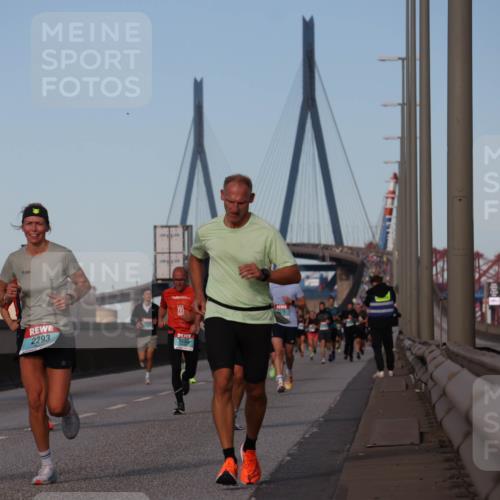03.10.2024 - Köhlbrandbrückenlauf Luisa Fischer http://msf.ph/oto/7148305 03.10.2024 09:44:15 Position 3 14, 2293, 1205 meine-sportfotos.de