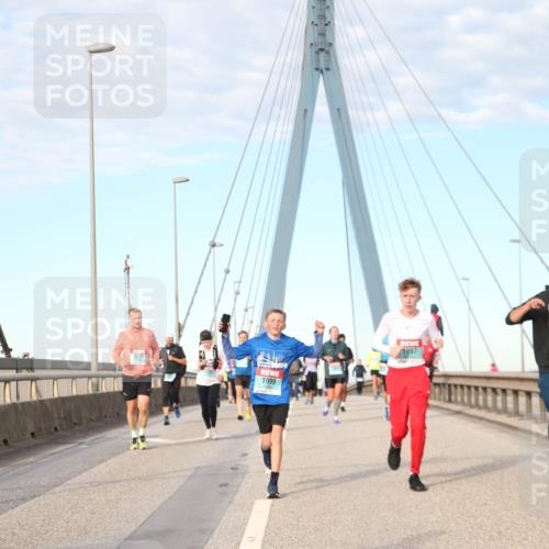 03.10.2024 - Köhlbrandbrückenlauf Jannik Wohlers http://msf.ph/oto/7167153 03.10.2024 09:42:03 Position 2 80, 2230, 1999, 1997, 1400 meine-sportfotos.de