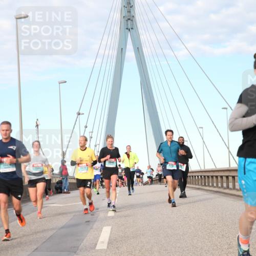 03.10.2024 - Köhlbrandbrückenlauf Jannik Wohlers http://msf.ph/oto/7176271 03.10.2024 09:42:54 Position 2 302, 1546, 2840, 1232, 2439, 1848 meine-sportfotos.de