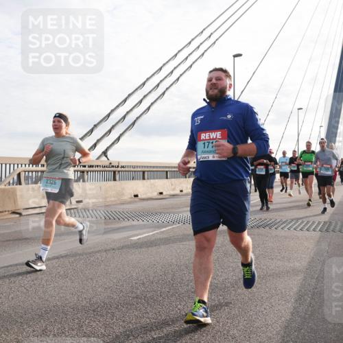 03.10.2024 - Köhlbrandbrückenlauf Matties Gatica Varas http://msf.ph/oto/7190570 03.10.2024 09:27:04 Position 2 2326, 171, 1525, 3728 meine-sportfotos.de