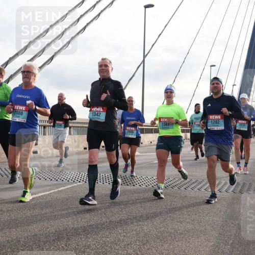 03.10.2024 - Köhlbrandbrückenlauf Matties Gatica Varas http://msf.ph/oto/7197653 03.10.2024 09:28:47 Position 2 126, 2088, 1342, 1282, 2072, 1543, 1790, 1746, 2089 meine-sportfotos.de