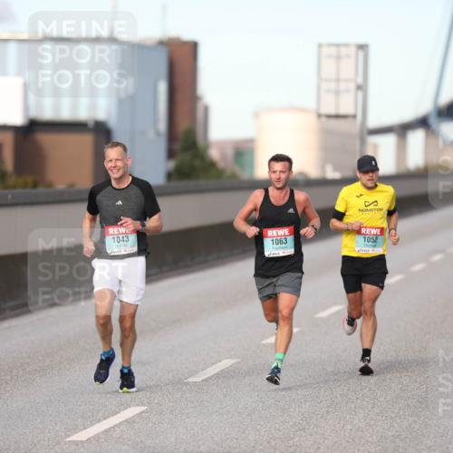 03.10.2024 - Köhlbrandbrückenlauf Fuchs,  Jonas http://msf.ph/oto/7198745 03.10.2024 09:37:58 Position 3 1043, 1063, 1052 meine-sportfotos.de